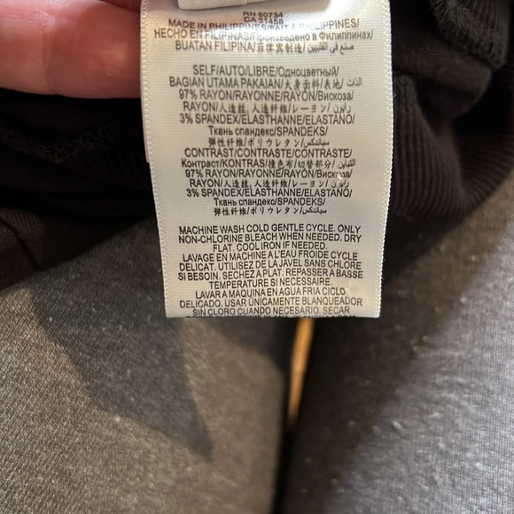 🔹 BCBG oversize Flowy Turtleneck - Picture 4 of 4